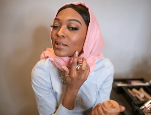 Make-up en lippenstift vlekken uit stoffen bekleding verwijderen