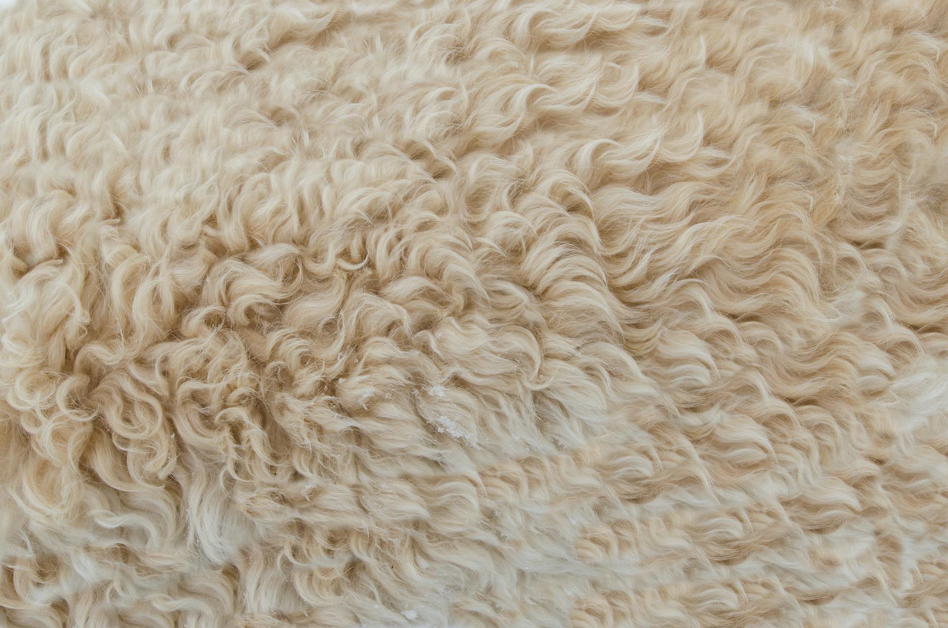 Close-up van zachte, beige microvezeldoek met pluizige vezelstructuur in detail