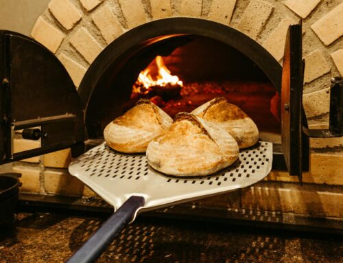 Oven schoonmaken: opgedroogde etensresten simpel losstomen met stoommethode