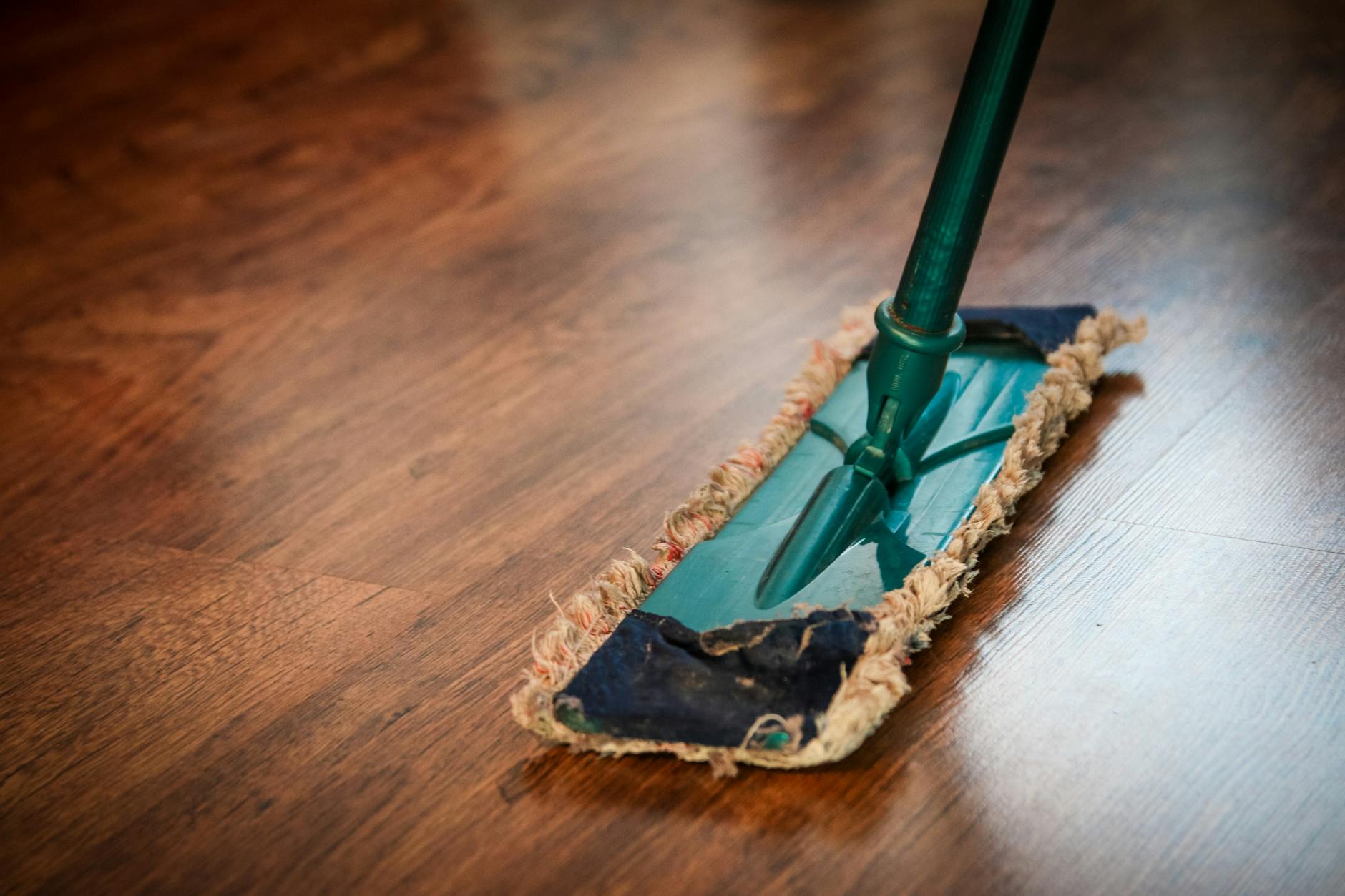 Microfiber mop schoonmaken van een houten vloer voor efficiënte en grondige reiniging in huis